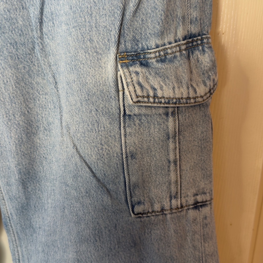 Old Navy Sky Hi Wide-Leg Cargo Denim Jeans Size 16 Light Wash Pockets Utility - Picture 5 of 15